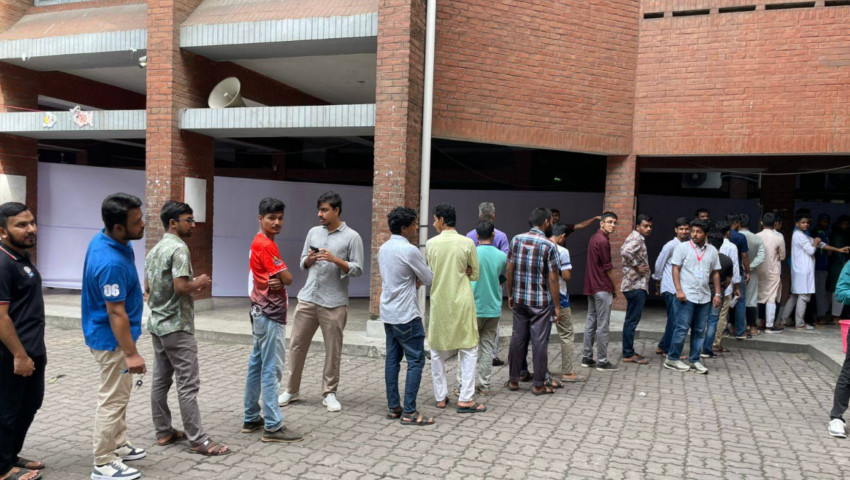 উৎসবমুখর পরিবেশে চলছে ডাকসু নির্বাচনের ভোটগ্রহণ