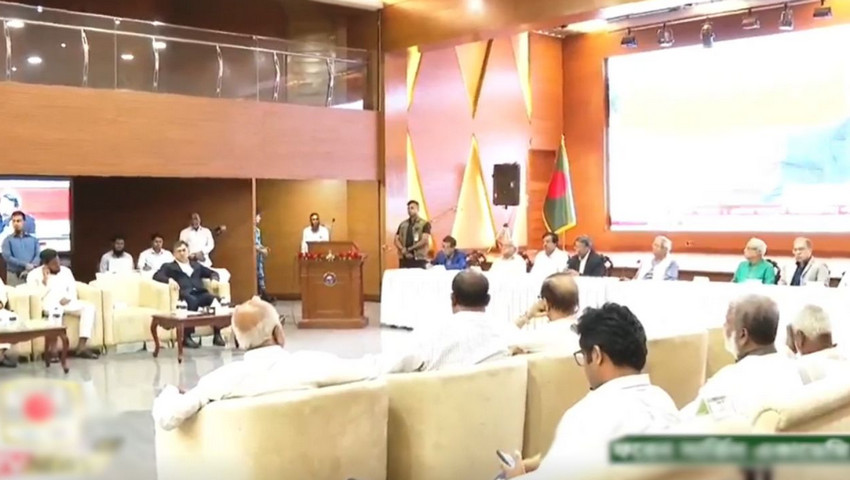 রাজনৈতিক দলগুলোর সঙ্গে জরুরি বৈঠকে প্রধান উপদেষ্টা