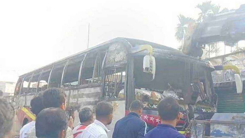 ময়মনসিংহে গভীর রাতে বাসে আগুন; ভেতরেই পুড়ে মারা গেলেন চালক