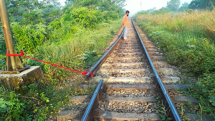 ফেনীতে দুর্বৃত্তরা রেললাইনের ফিশপ্লেট খুলে সিগন্যাল বাতিতে লাল কাপড় বেঁধে দেয়