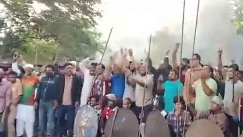 সন্ত্রাসী কায়দায় মহাসড়কে অস্ত্র নিয়ে মহড়া দিচ্ছে আ’লীগ; বন্ধ যান চলাচল