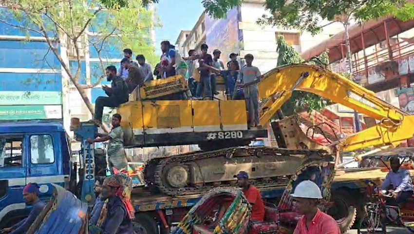 স্লেগানে উত্তাল ধানমন্ডি ৩২ নম্বর, নেওয়া হচ্ছে দুটি বুলডোজার
