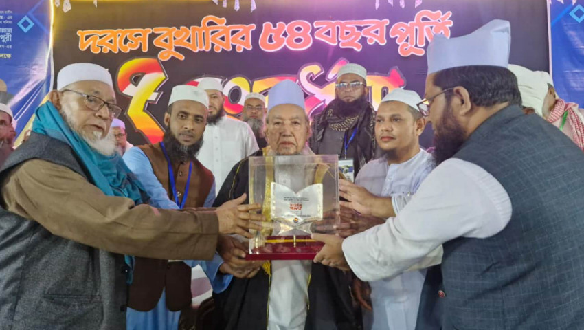 সিলেটে  ৫৪ বছর হাদিস পড়িয়ে স্মরণীয় সংবর্ধনা পেলেন মাওলানা মুখলিসুর রহমান কিয়ামপুরী