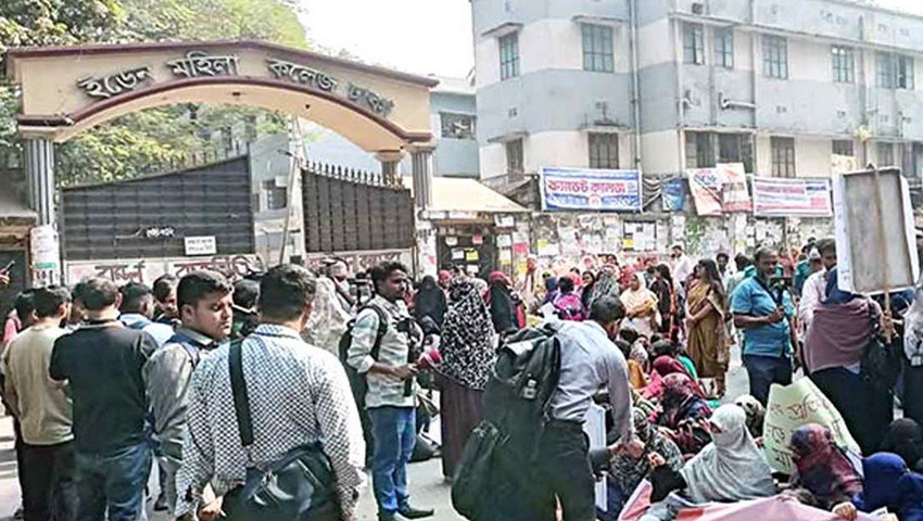 ৫ দফা দাবিতে ইডেন কলেজ শিক্ষার্থীদের সড়ক অবরোধ